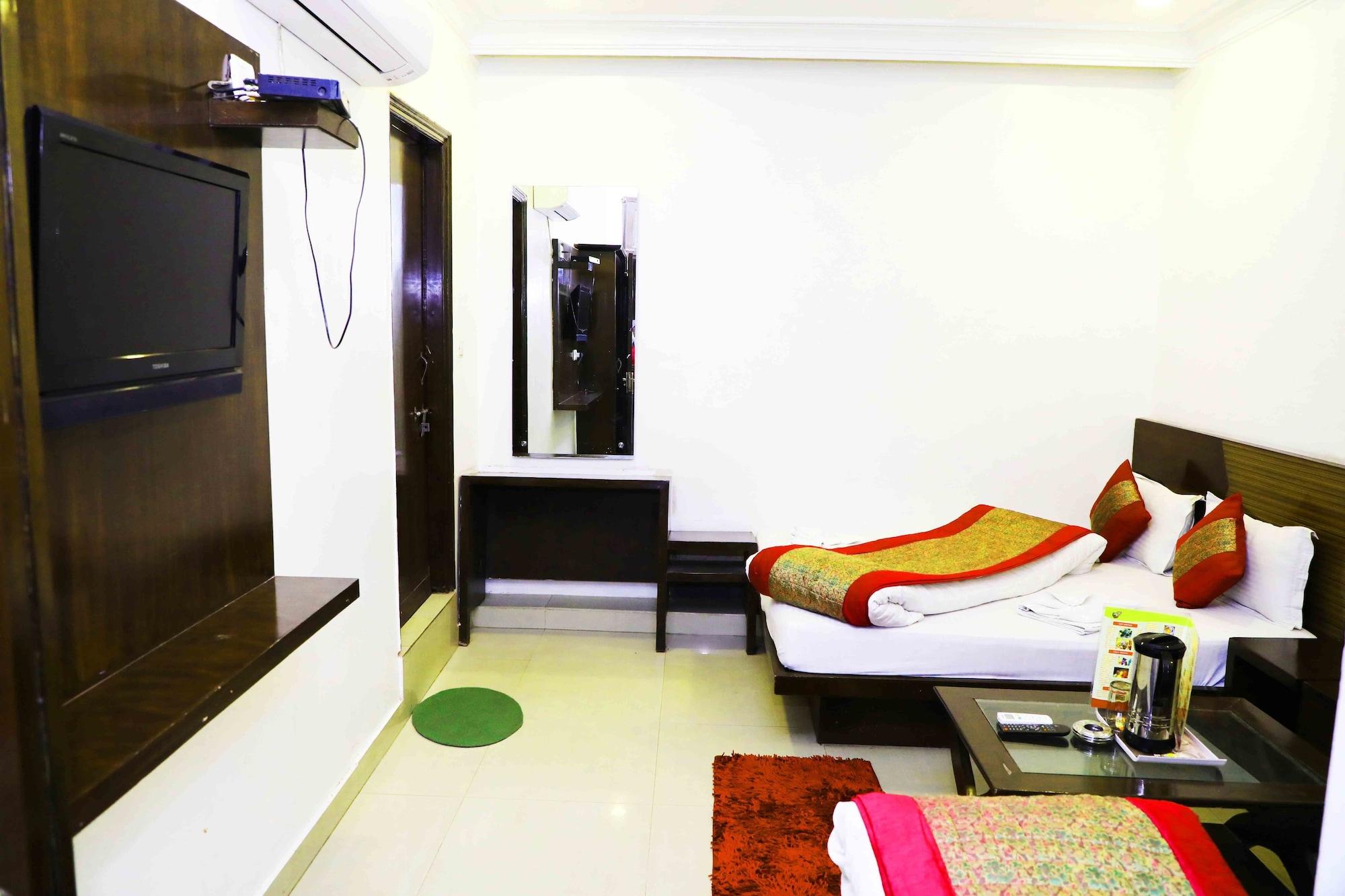 Oyo Flagship Kumar Palace New Delhi Exterior photo